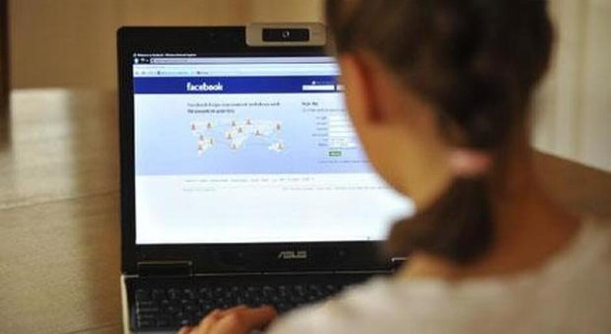 ENNA: «SONO UN FAMOSO CANTANTE, MANDAMI LA TUA FOTO NUDA». IN MANETTE PER AVER ADESCATO LA MINORENNE - 