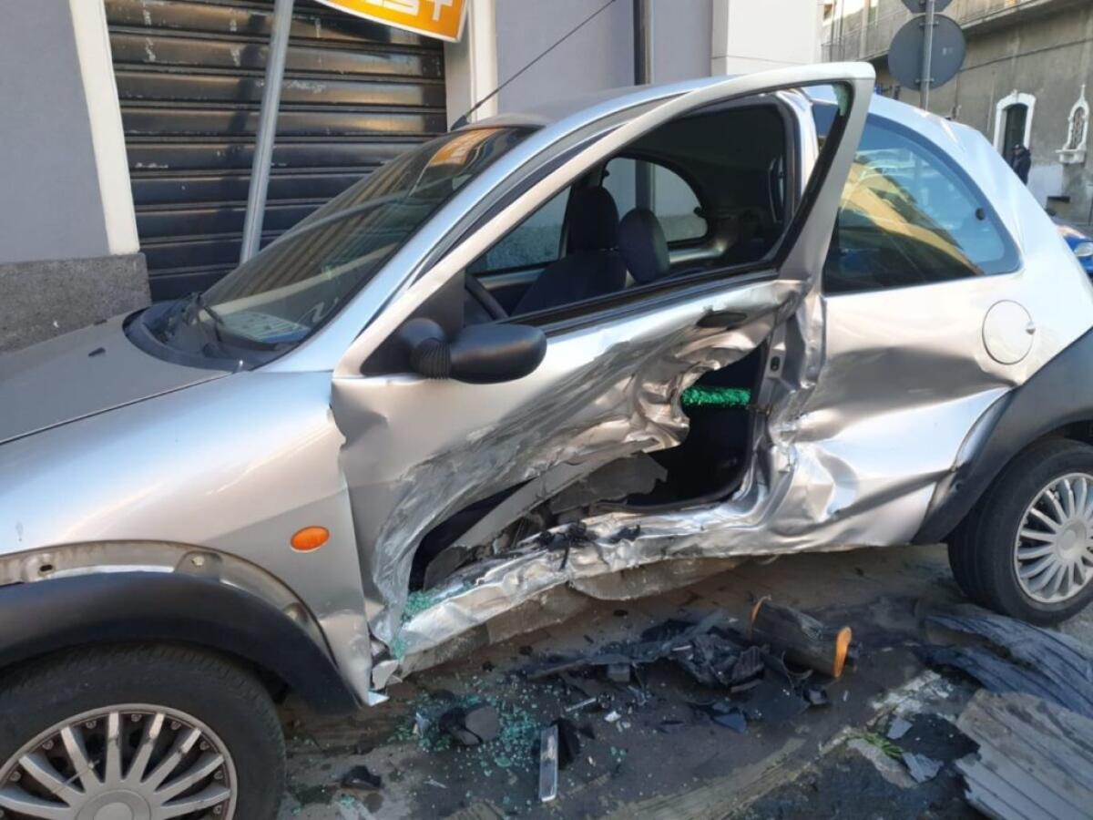 PATERNO': AUTO PARCHEGGIATA DISTRUTTA  DA VEICOLO NELLA NOTTE - 