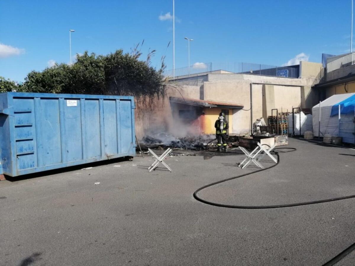 PATERNO': ROGO AL SUPERMERCATO, IN FIAMME DECINE DI BANCALI - 