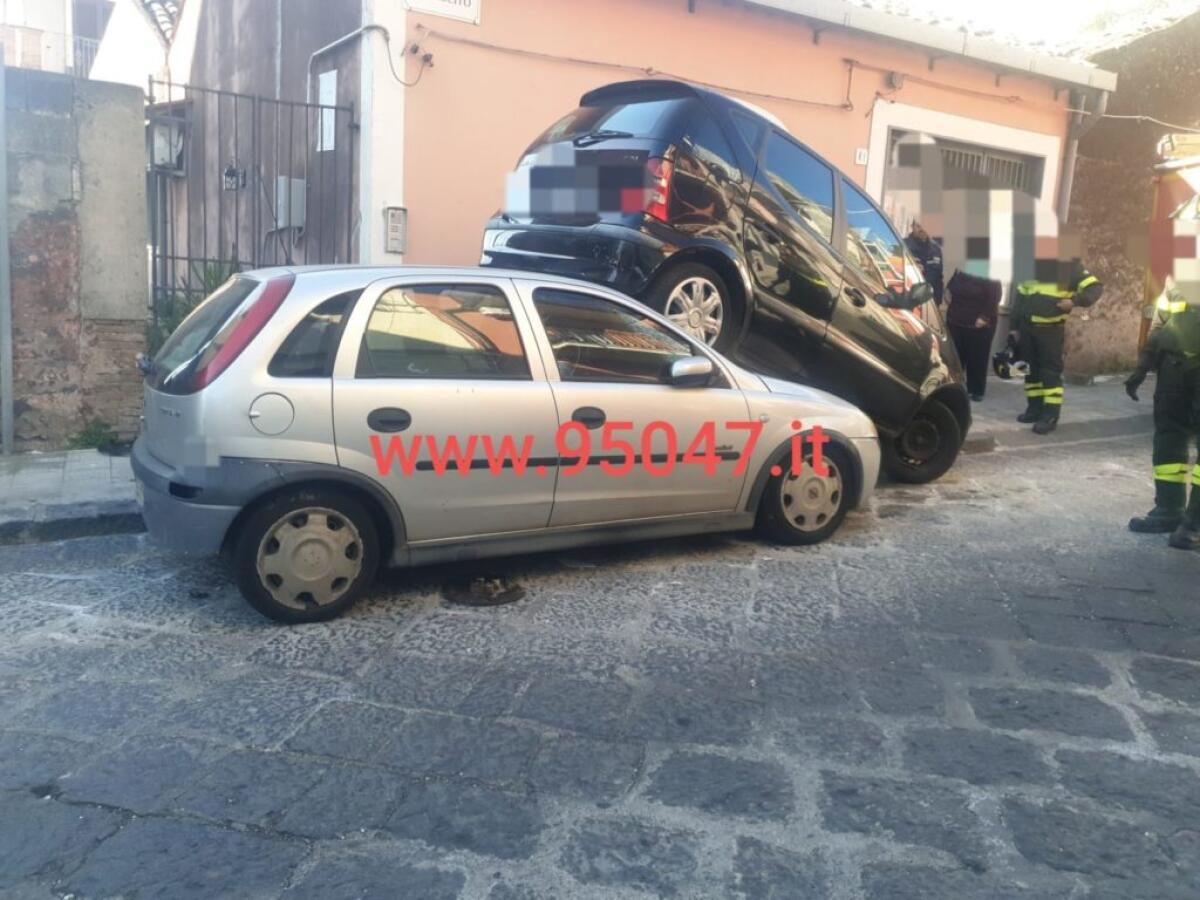 MISTERBIANCO:  FURGONE SCIVOLA E TRAVOLGE AUTO, TRAGEDIA SFIORATA - 
