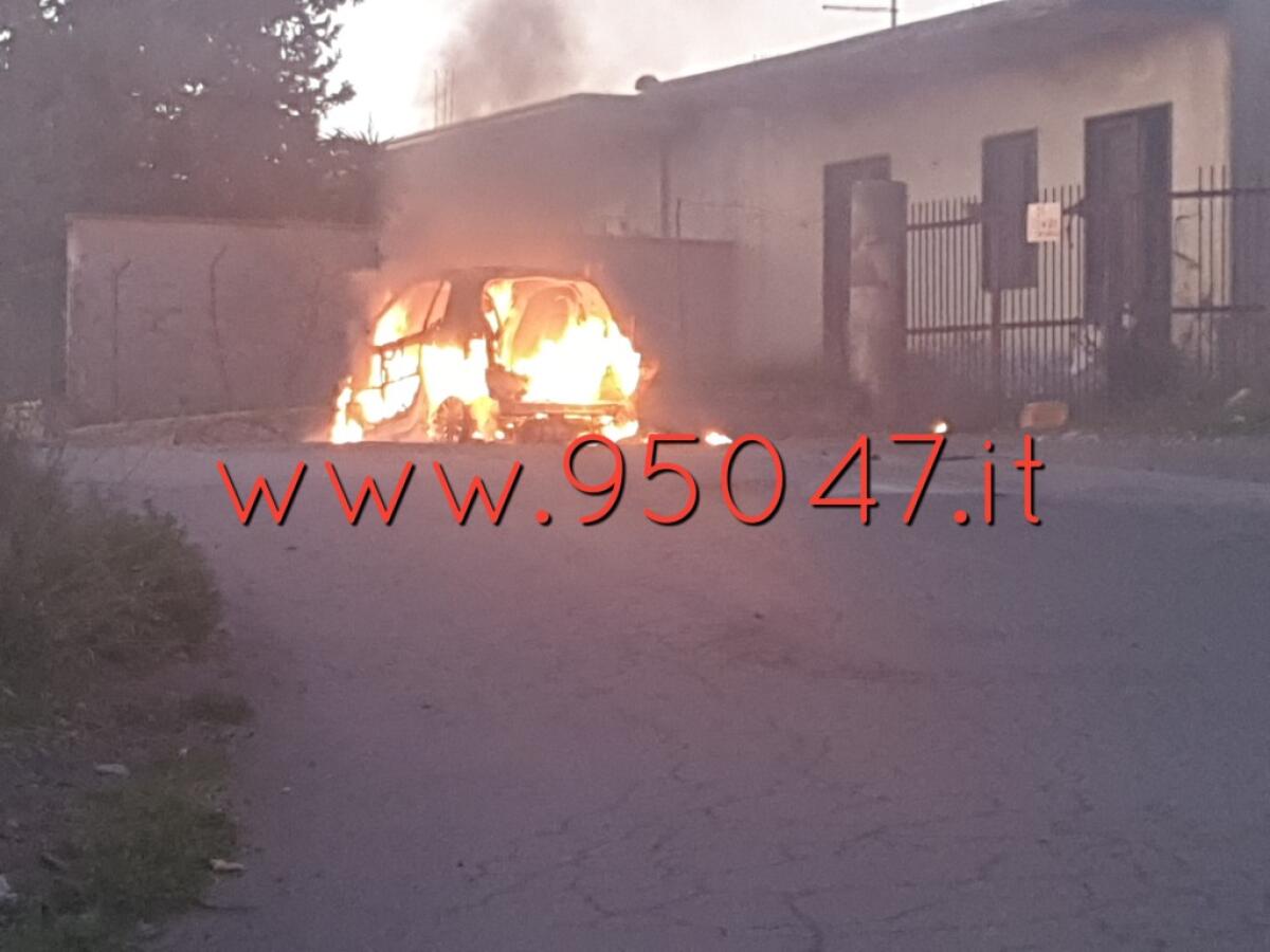 PATERNO' AUTO IN FIAMME NEI PLESSI DEL CIMITERO NUOVO - 