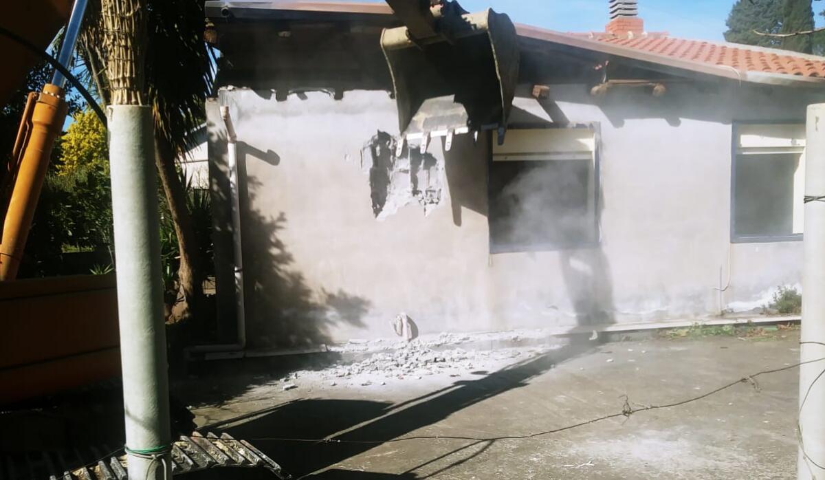 BELPASSO: PROCURA ORDINA DEMOLIZIONE IMMOBILE ABUSIVO - 