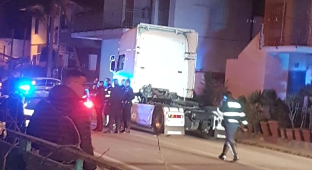 LOCRI: ARRESTATO AUTISTA CATANESE CHE SPERONA COL TIR UNA PATTUGLIA DI POLIZIA, ERA PURE SENZA PATENTE - 