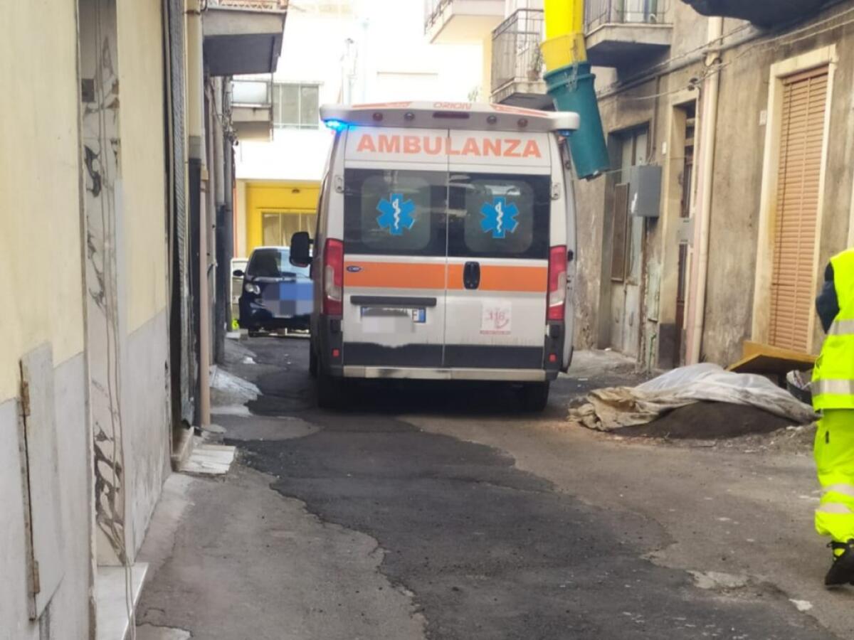 PATERNÒ ANZIANA SOCCORSA IN CASA: INTERVENTO DEI VIGILI DEL FUOCO E DEL 118 - 