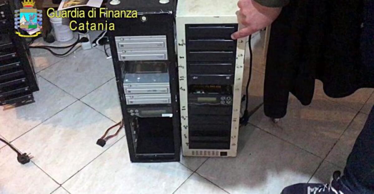 CATANIA: “PIRATERIA” AUDIOVISIVA. SCOPERTA CENTRALE DI MASTERIZZAZIONE E CONTRAFFAZIONE - 