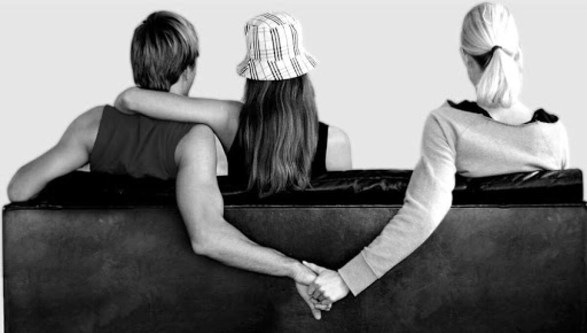 SI FINGE NEI CORPI SPECIALI, MA VIVE CON L'AMANTE IN SALENTO: DENUNCIATO DALLA MOGLIE - 