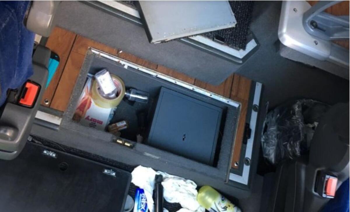 CATANIA: ATTO VANDALICO AI DANNI DEL PULLMAN DEL MONOPOLI CALCIO - 