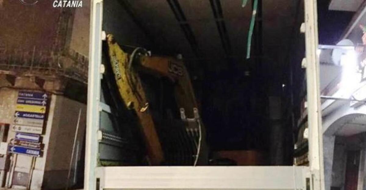 ACICASTELLO: TENTANO IL FURTO CON SPACCATA ALLE POSTE MA VEDONO I CARABINIERI E SCAPPANO - 