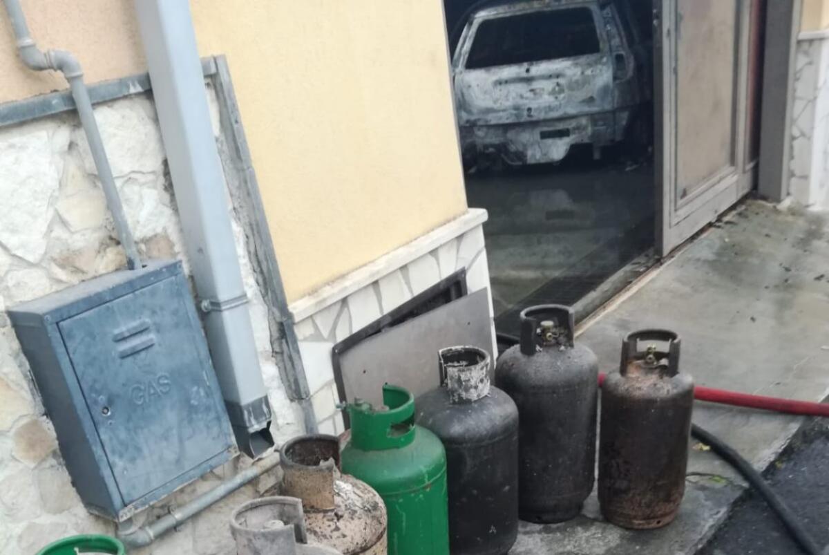 MOTTA SANT'ANASTASIA, INCENDIO DISTRUGGE DIVERSE AUTO E UN GARAGE, NEL GARAGE BOMBOLE DI GPL - 
