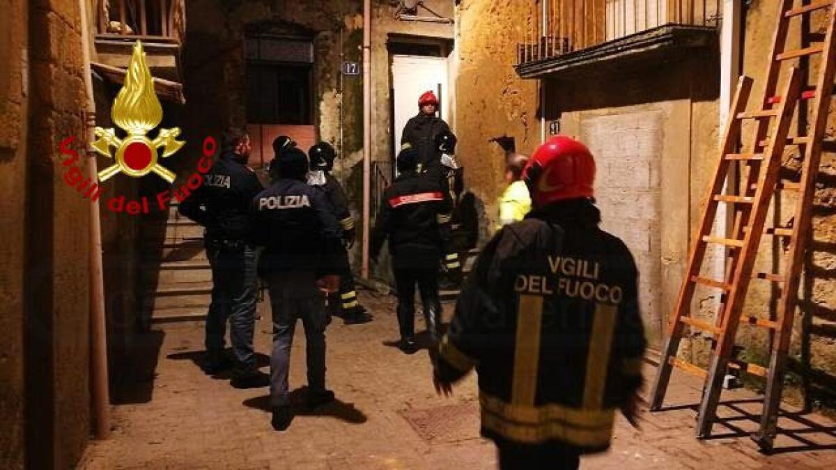 CALTAGIRONE, CROLLA PALAZZINA DISABITATA: DUE FERITI - 