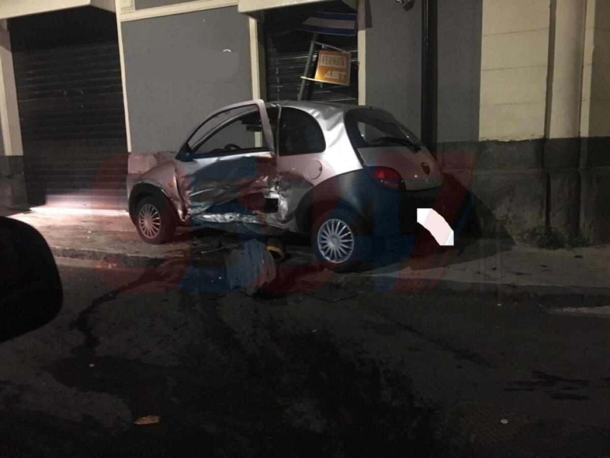 PATERNO': DISTRUGGE AUTO PARCHEGGIATA NELLA NOTTE E SE NE VA - 