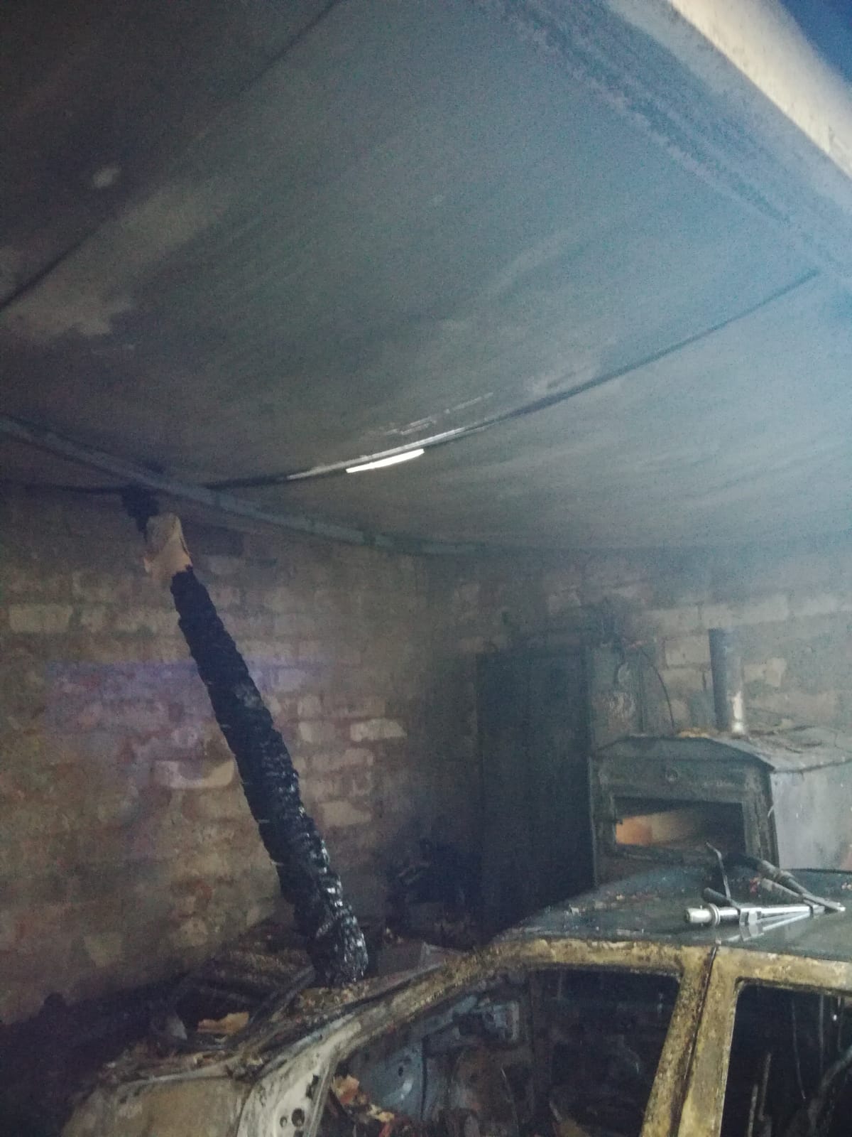 MOTTA SANT'ANASTASIA, INCENDIO DISTRUGGE DIVERSE AUTO E UN GARAGE, NEL GARAGE BOMBOLE DI GPL