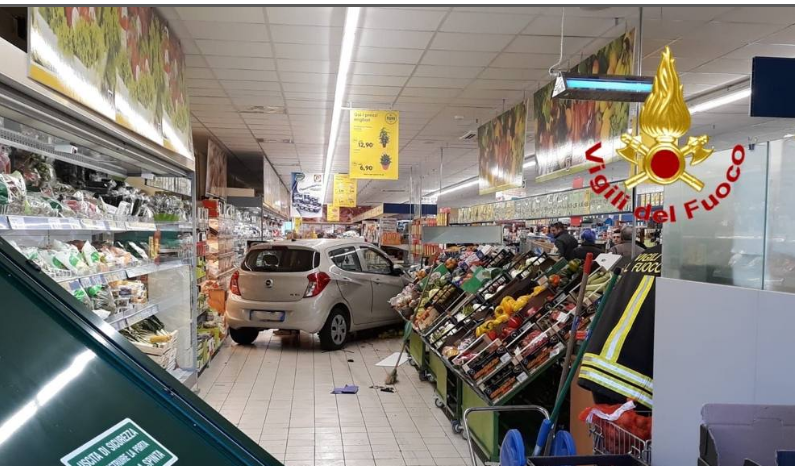 MILANO: SBAGLIA LA MANOVRA E FINISCE CON L’AUTO TRA LE CORSIE DEL SUPERMERCATO