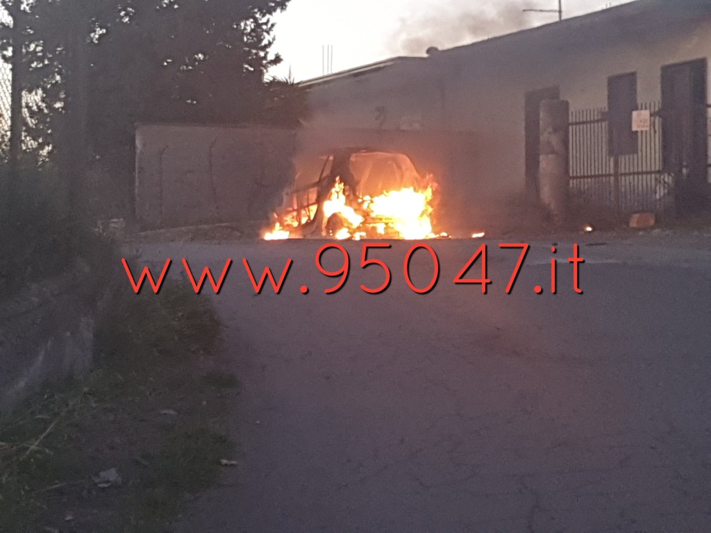 PATERNO' AUTO IN FIAMME NEI PLESSI DEL CIMITERO NUOVO