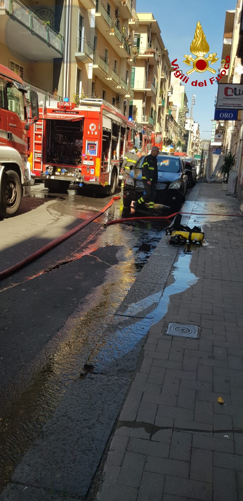 CATANIA; INCENDIO AL TERZO PIANO UN FERITO