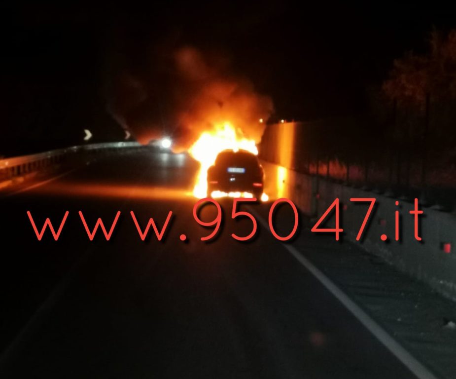 MISTERBIANCO: AUTO PRENDE FUOCO IN CONTRADA SIELE, ILLESO IL CONDUCENTE (FOTO E VIDEO)