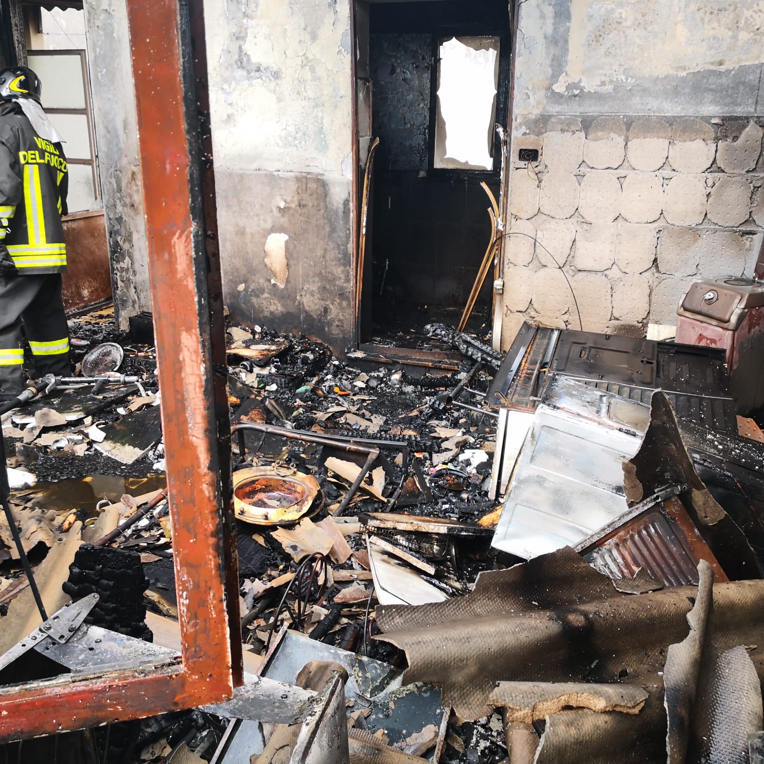 BELPASSO: SCOPPIA BOMBOLA A GAS IN UN APPARTAMENTO. 88ENNE USTIONATA