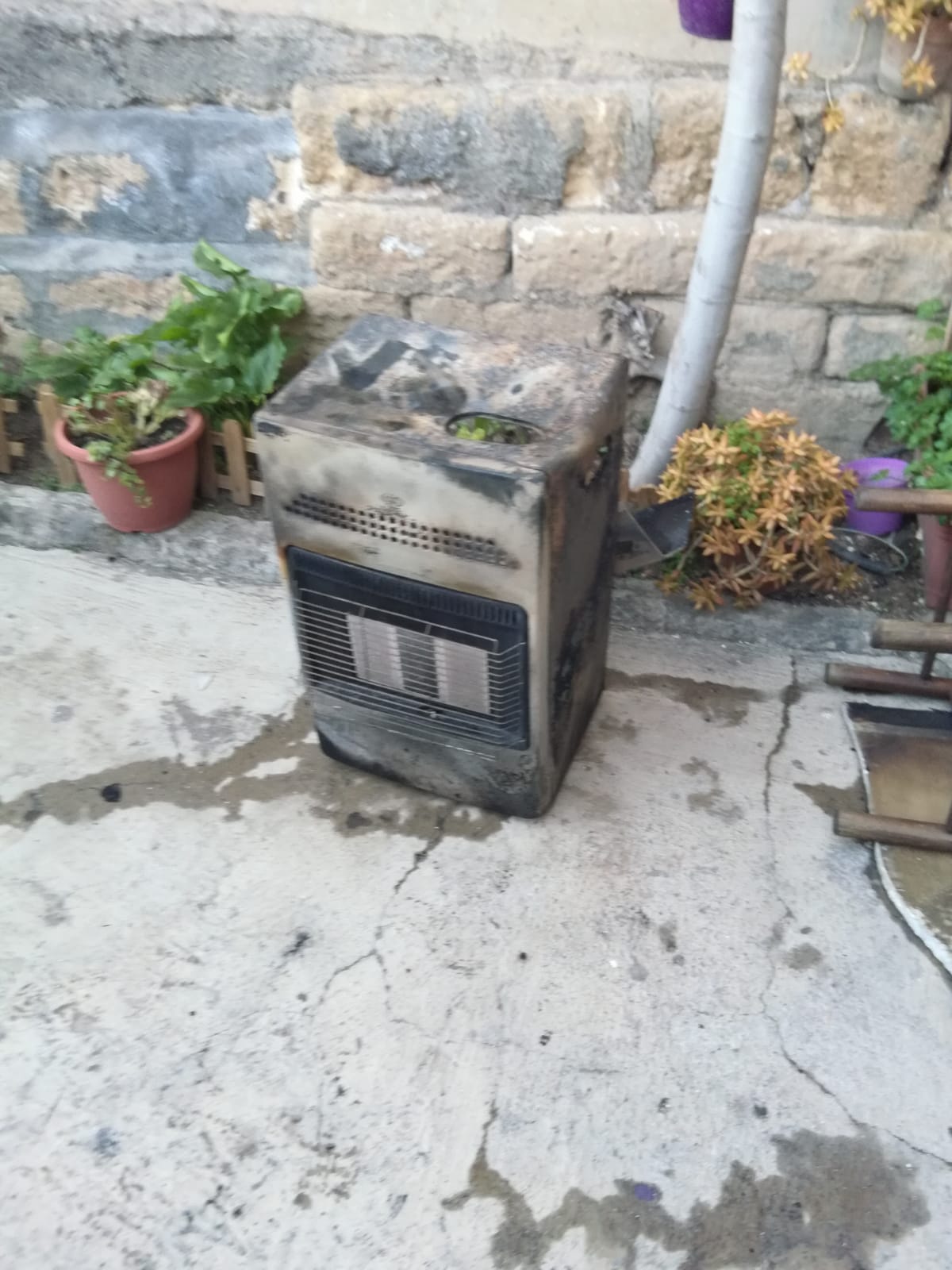 MOTTA SANT'ANASTASIA, INCENDIO DISTRUGGE DIVERSE AUTO E UN GARAGE, NEL GARAGE BOMBOLE DI GPL