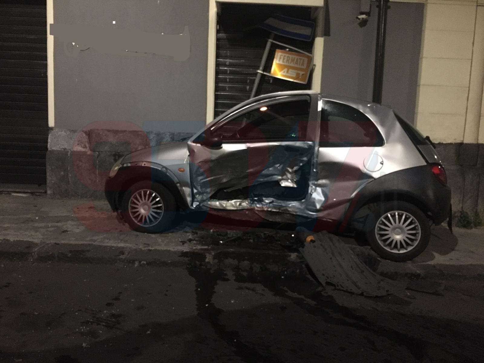 PATERNO': DISTRUGGE AUTO PARCHEGGIATA NELLA NOTTE E SE NE VA