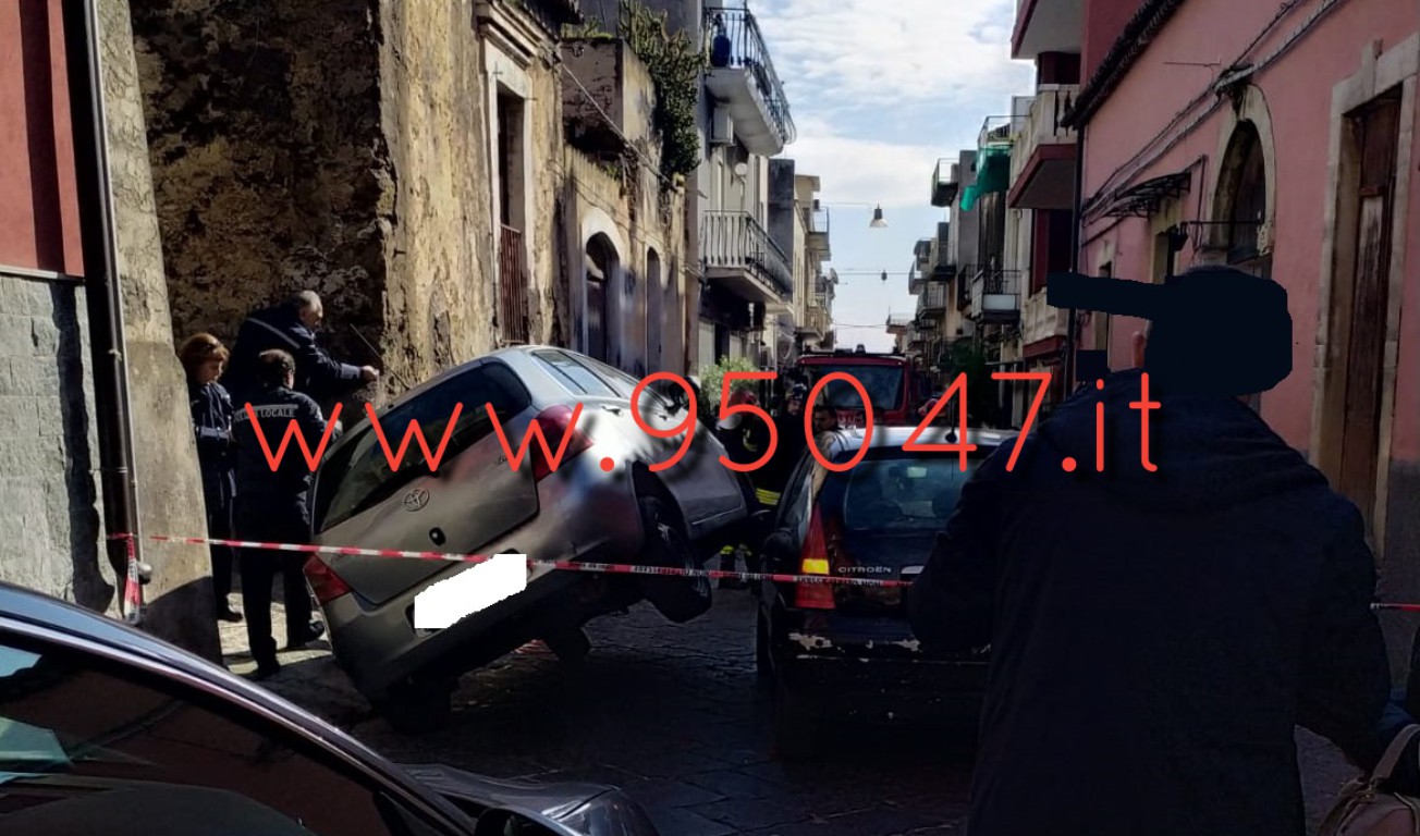 MISTERBIANCO: AUTO SALE SU AUTO IN SOSTA E RIMANE IN EQUILIBRIO SU UNA RUOTA