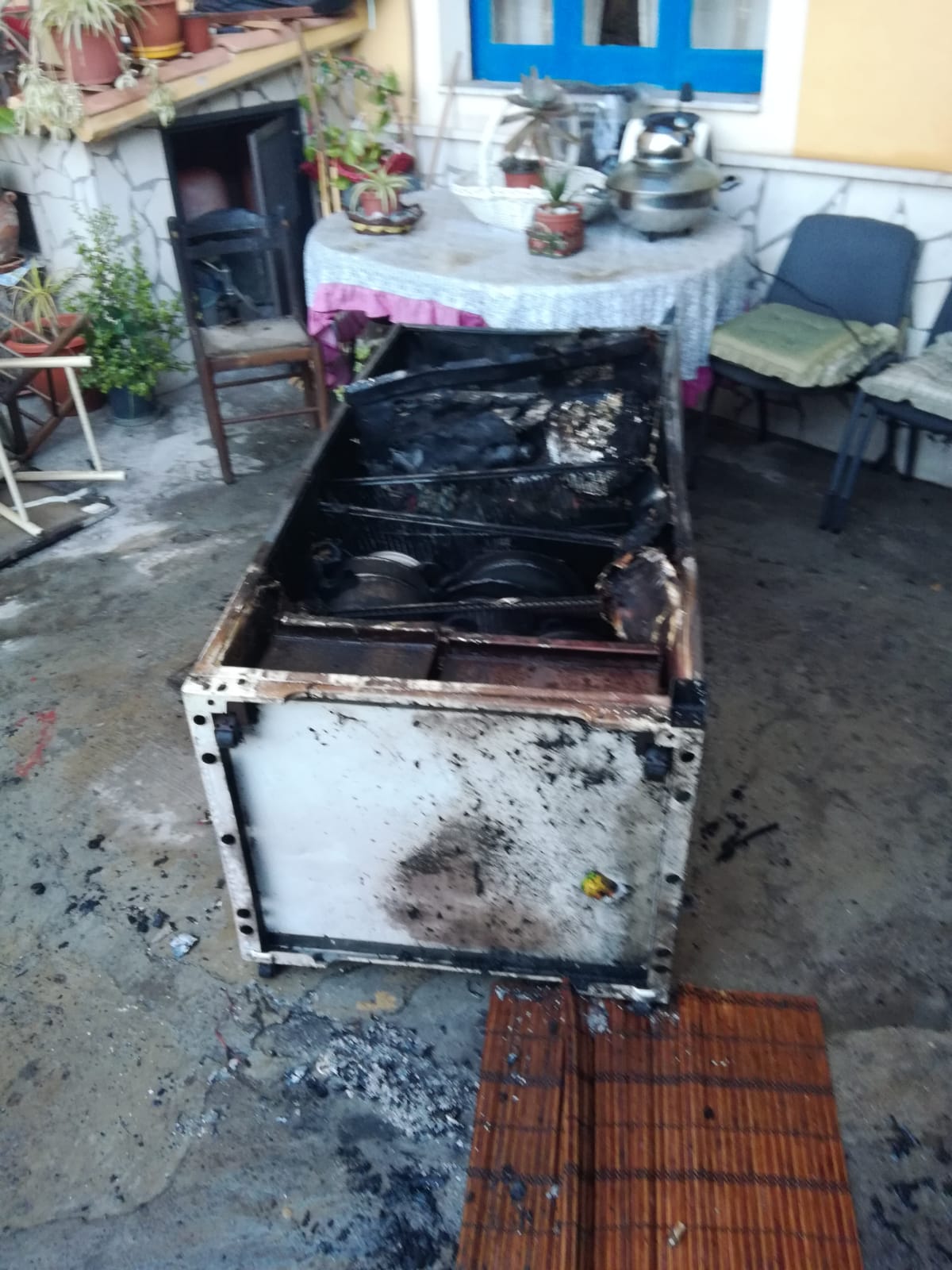 MOTTA SANT'ANASTASIA, INCENDIO DISTRUGGE DIVERSE AUTO E UN GARAGE, NEL GARAGE BOMBOLE DI GPL