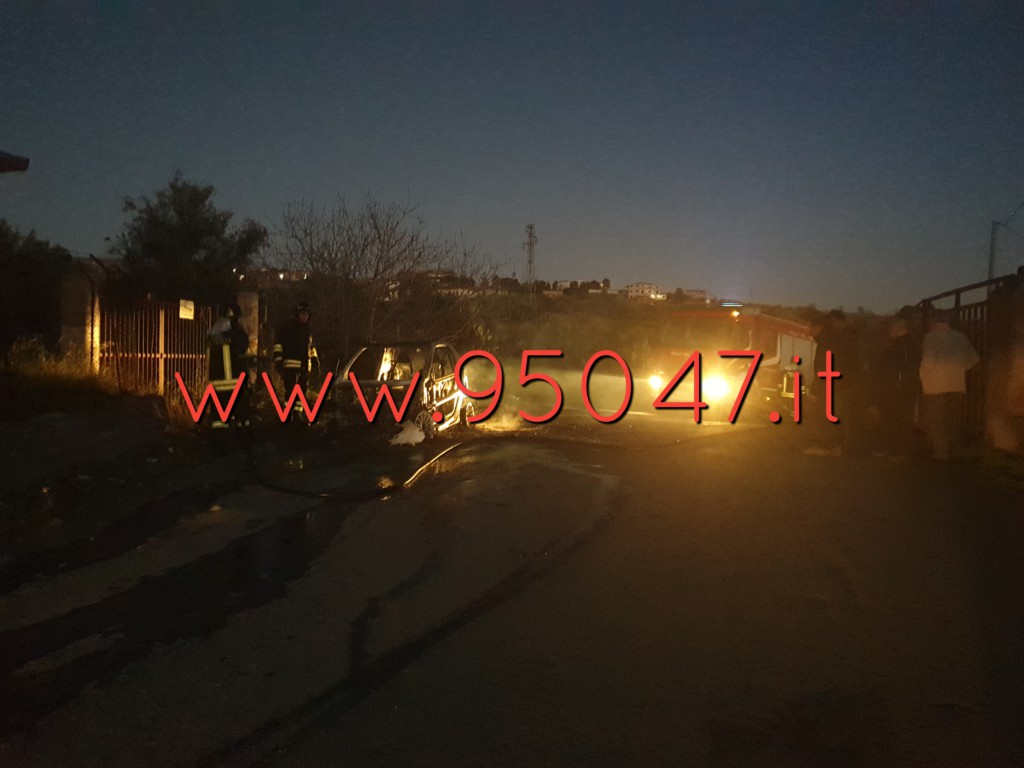 PATERNO' AUTO IN FIAMME NEI PLESSI DEL CIMITERO NUOVO QUESTO POMERIGGIO