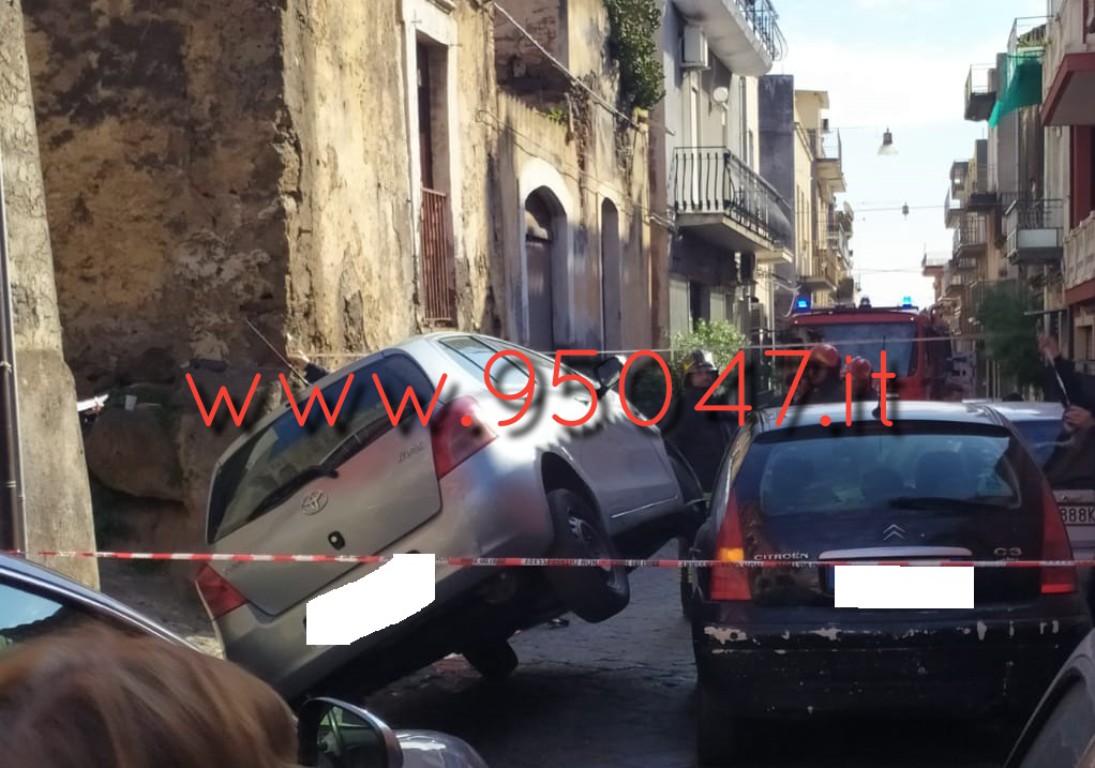 MISTERBIANCO: AUTO SALE SU AUTO IN SOSTA E RIMANE IN EQUILIBRIO SU UNA RUOTA