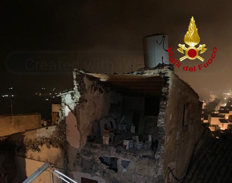 CALTAGIRONE, CROLLA PALAZZINA DISABITATA: DUE FERITI