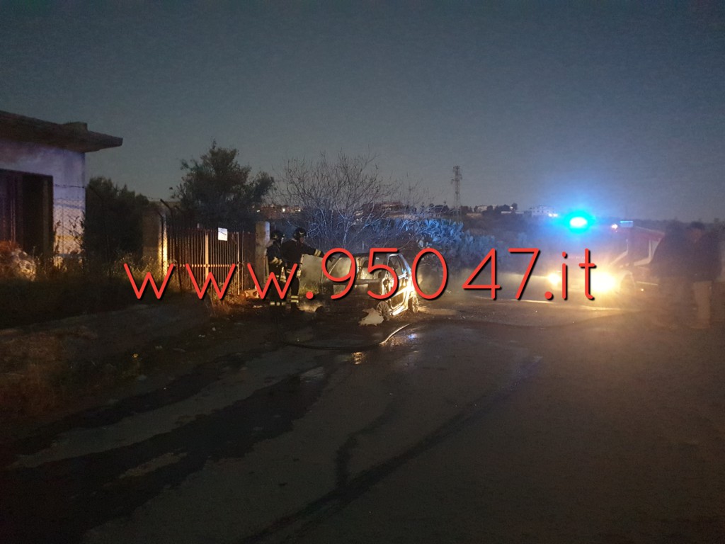 PATERNO' AUTO IN FIAMME NEI PLESSI DEL CIMITERO NUOVO QUESTO POMERIGGIO