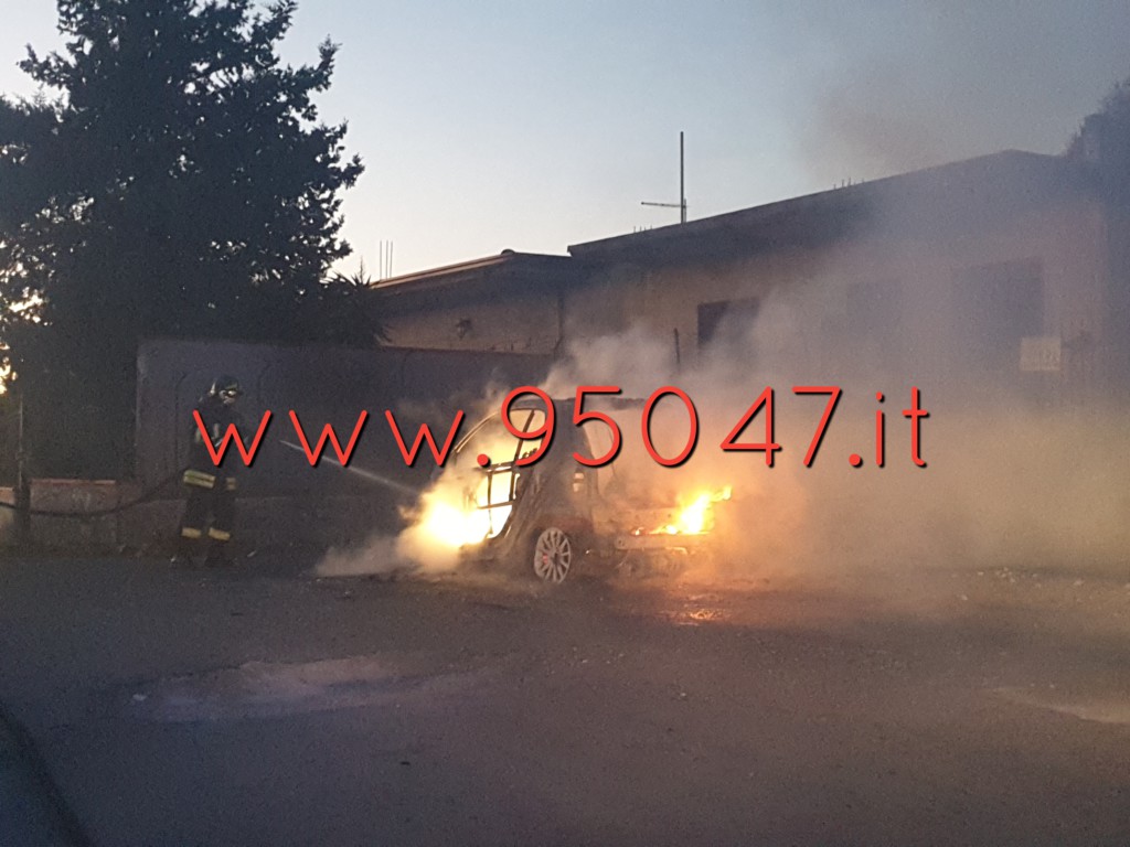 PATERNO' AUTO IN FIAMME NEI PLESSI DEL CIMITERO NUOVO QUESTO POMERIGGIO
