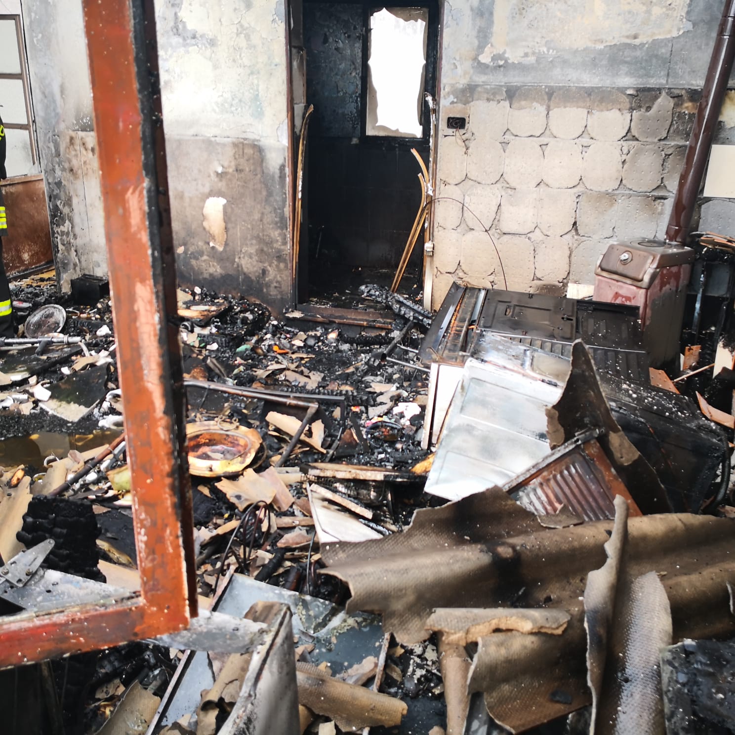 BELPASSO: SCOPPIA BOMBOLA A GAS IN UN APPARTAMENTO. 88ENNE USTIONATA