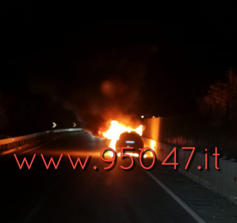 MISTERBIANCO: AUTO PRENDE FUOCO IN CONTRADA SIELE, ILLESO IL CONDUCENTE (FOTO E VIDEO)