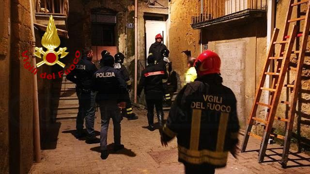 CALTAGIRONE, CROLLA PALAZZINA DISABITATA: DUE FERITI