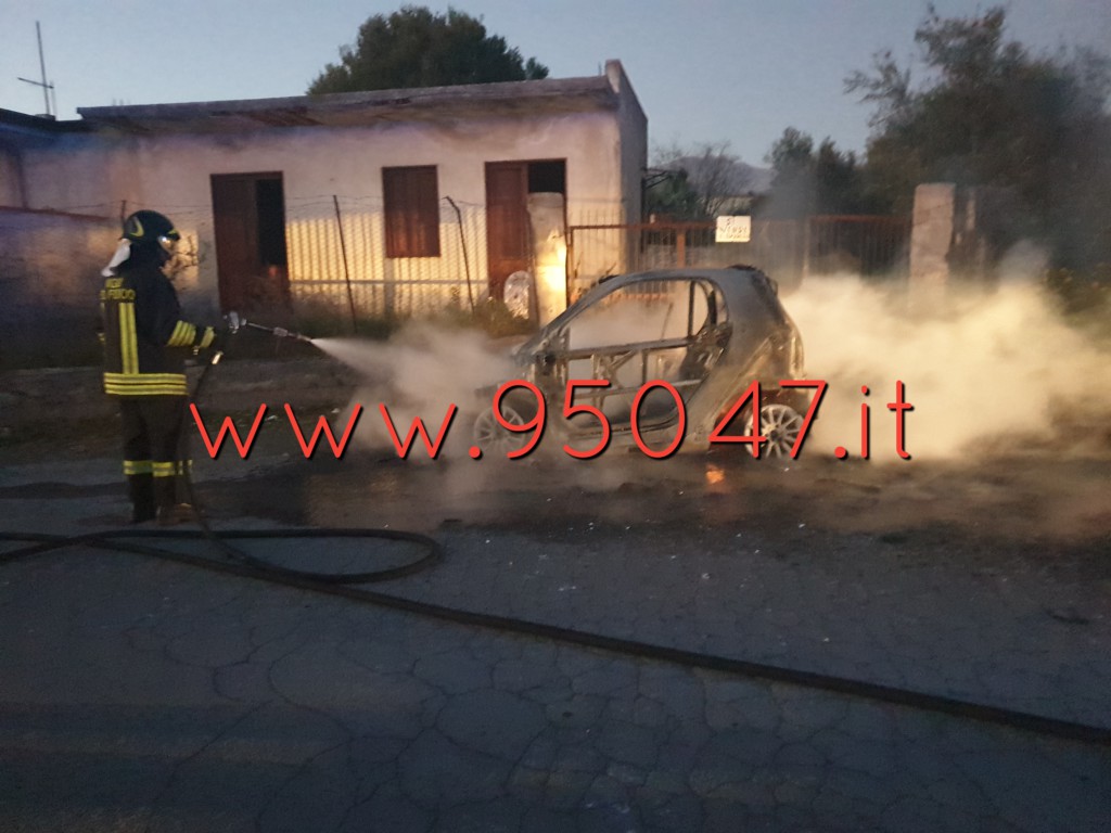 PATERNO' AUTO IN FIAMME NEI PLESSI DEL CIMITERO NUOVO QUESTO POMERIGGIO