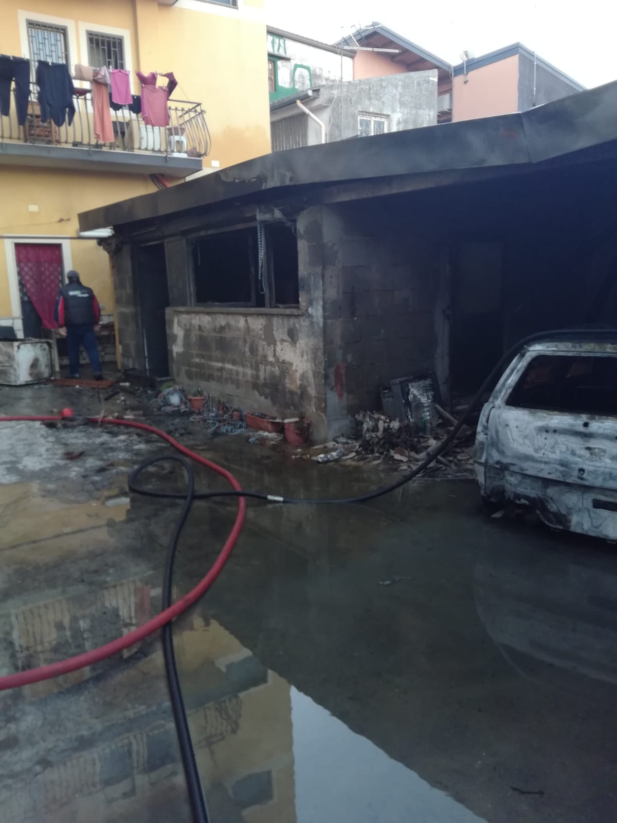 MOTTA SANT'ANASTASIA, INCENDIO DISTRUGGE DIVERSE AUTO E UN GARAGE, NEL GARAGE BOMBOLE DI GPL