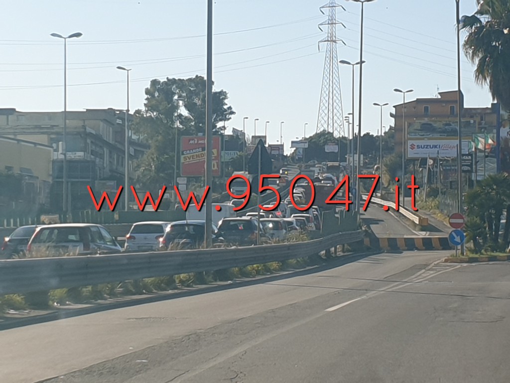 LUNGHE FILE SULLA SS 121 PER CAMION IN AVARIA