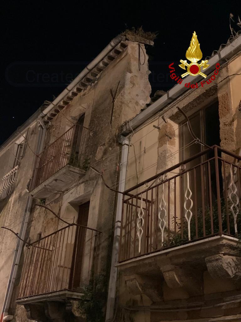 CALTAGIRONE, CROLLA PALAZZINA DISABITATA: DUE FERITI