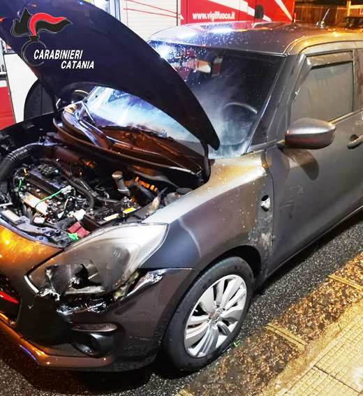 GIARRE: APPICCA IL FUOCO AD UN’AUTO, FUGGE E PER EVITARE LE MANETTE SI RIFUGIA IN CASA DELLA NONNA