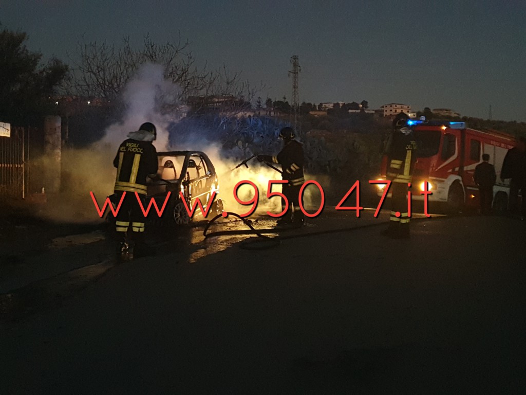 PATERNO' AUTO IN FIAMME NEI PLESSI DEL CIMITERO NUOVO QUESTO POMERIGGIO