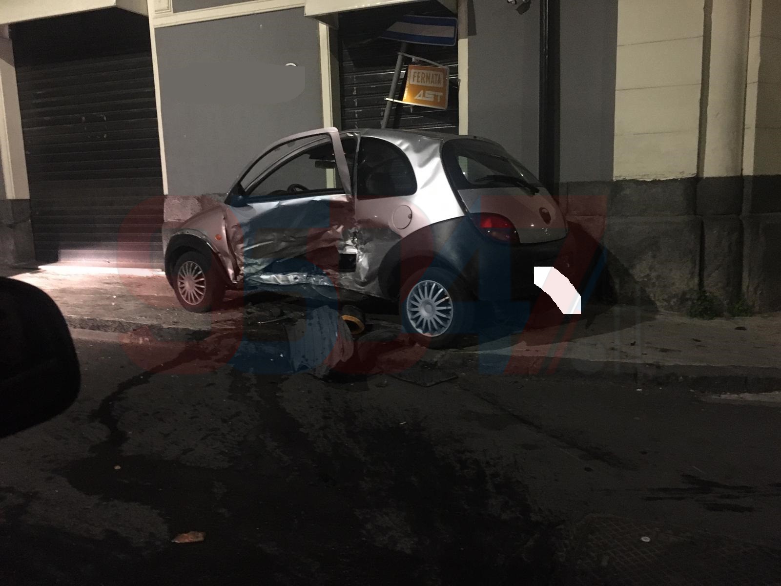 PATERNO': DISTRUGGE AUTO PARCHEGGIATA NELLA NOTTE E SE NE VA