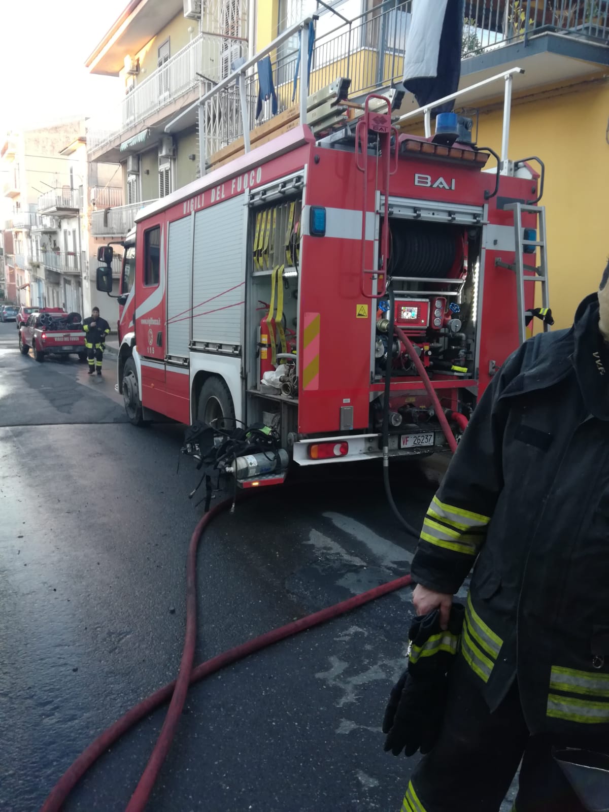 MOTTA SANT'ANASTASIA, INCENDIO DISTRUGGE DIVERSE AUTO E UN GARAGE, NEL GARAGE BOMBOLE DI GPL