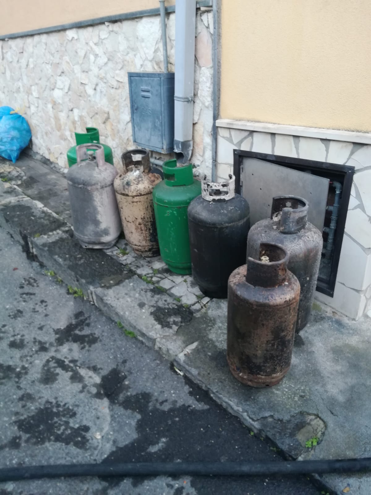 MOTTA SANT'ANASTASIA, INCENDIO DISTRUGGE DIVERSE AUTO E UN GARAGE, NEL GARAGE BOMBOLE DI GPL