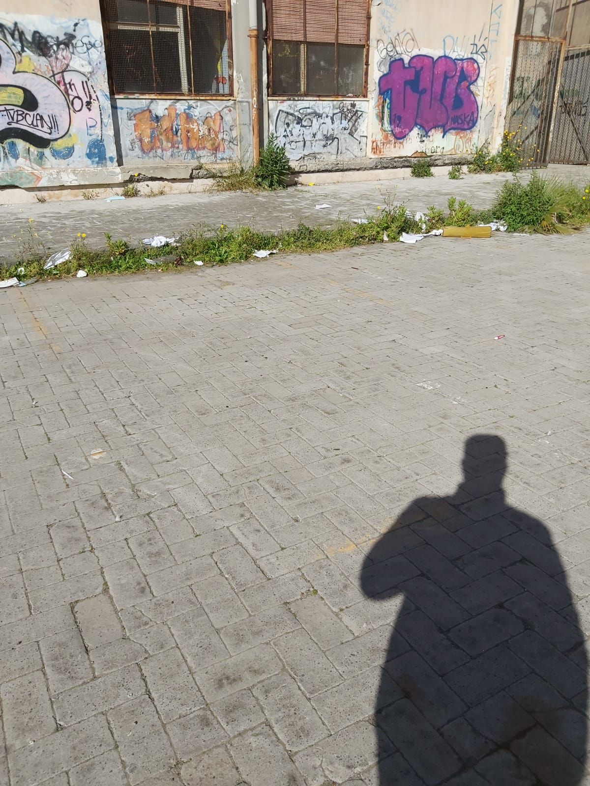 PATERNO': BAMBINI TRASFERITI AL LICEO, LE PROTESTE DEI GENITORI