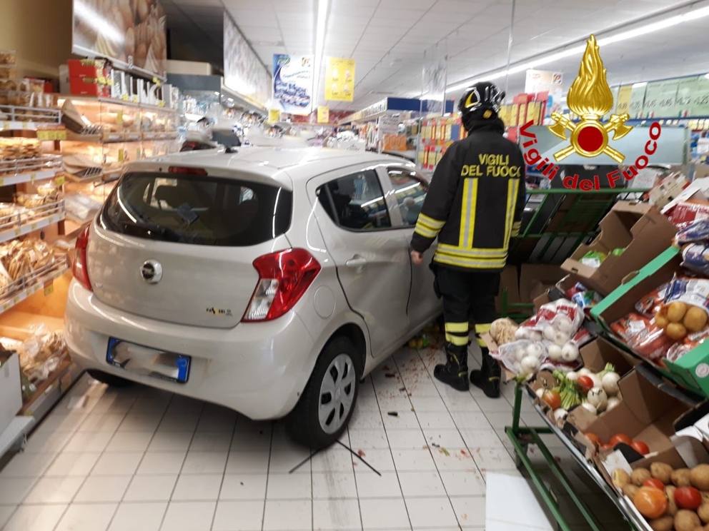 MILANO: SBAGLIA LA MANOVRA E FINISCE CON L’AUTO TRA LE CORSIE DEL SUPERMERCATO