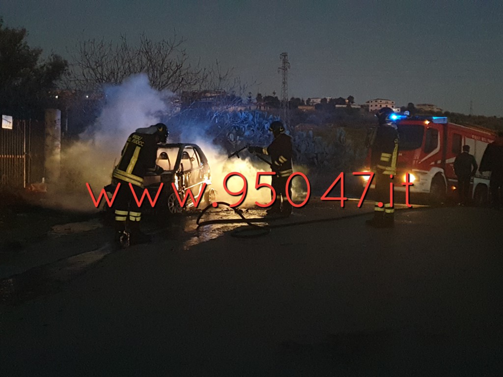 PATERNO' AUTO IN FIAMME NEI PLESSI DEL CIMITERO NUOVO QUESTO POMERIGGIO