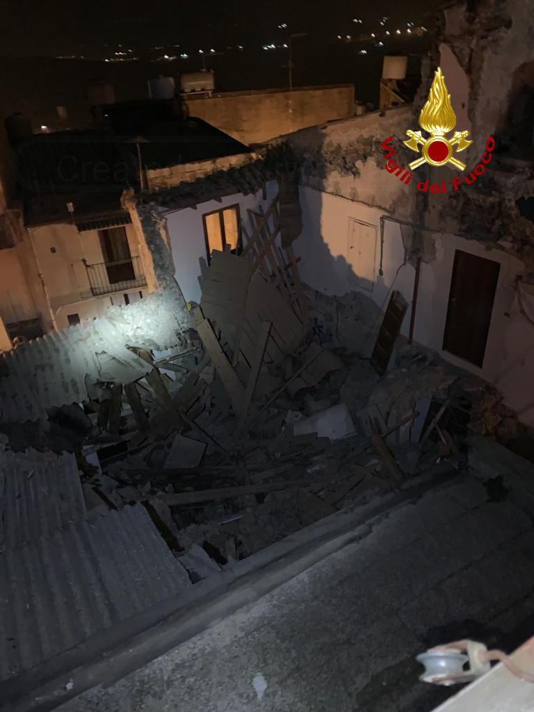 CALTAGIRONE, CROLLA PALAZZINA DISABITATA: DUE FERITI