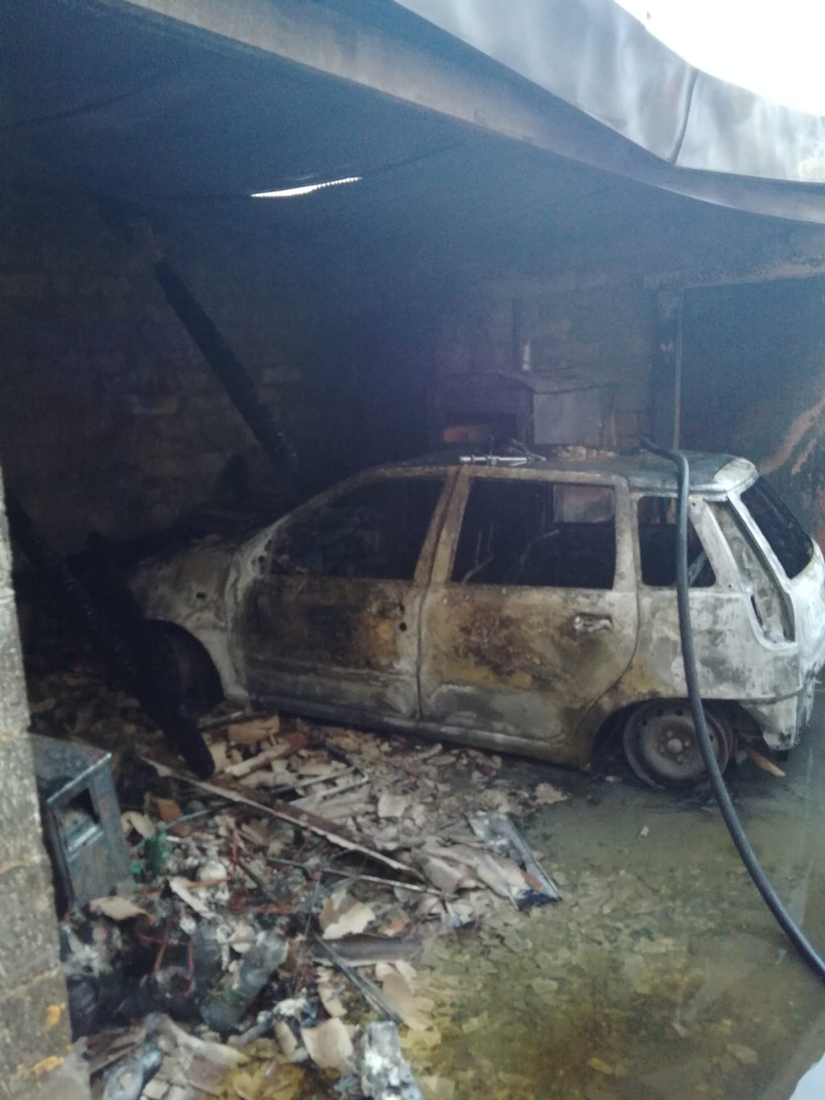 MOTTA SANT'ANASTASIA, INCENDIO DISTRUGGE DIVERSE AUTO E UN GARAGE, NEL GARAGE BOMBOLE DI GPL