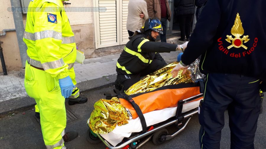 BELPASSO: SOCCORSA PERSONA OBESA CON BARELLA SPECIALE DEI VVFF