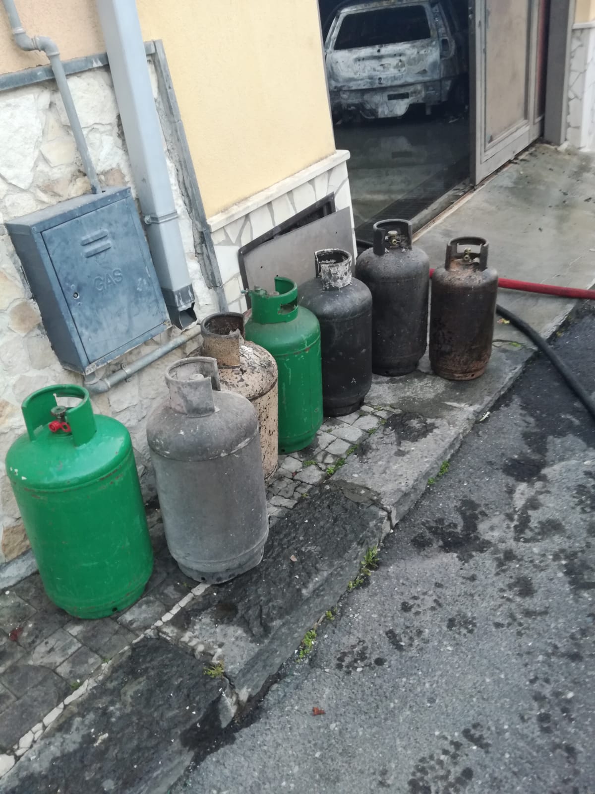 MOTTA SANT'ANASTASIA, INCENDIO DISTRUGGE DIVERSE AUTO E UN GARAGE, NEL GARAGE BOMBOLE DI GPL