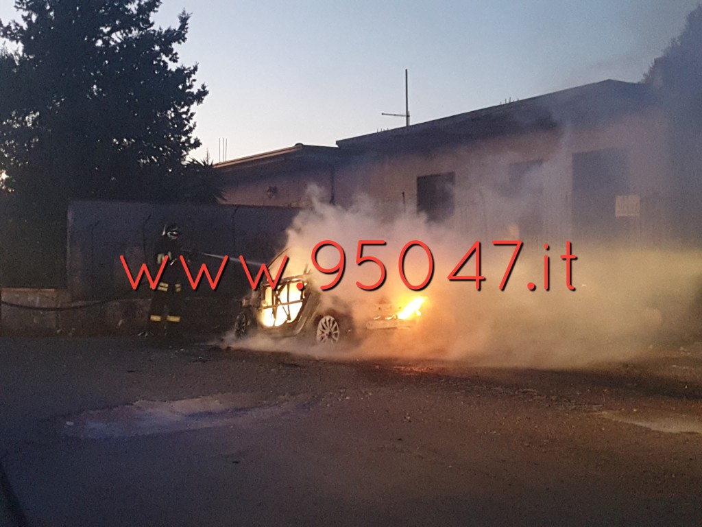 PATERNO' AUTO IN FIAMME NEI PLESSI DEL CIMITERO NUOVO QUESTO POMERIGGIO